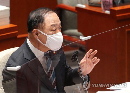 답변하는 홍남기 경제부총리(서울=연합뉴스) 하사헌 기자 = 홍남기 경제부총리가 9일 국회에서 열린 예산결산특별위원회 전체회의에서 20222년도 예산안에 대한 의원 질의에 답변하고 있다. 2021.11.9 [국회사진기자단] toadboy@yna.co.kr