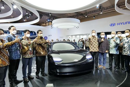 현대차 프로페시 콘셉트카와 촬영한 인니 경제조정장관, 산업장관 등[현대차 인도네시아법인 제공·재판매 및 DB 금지]