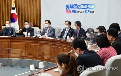 원내대책회의에서 발언하는 김기현 원내대표(서울=연합뉴스) 하사헌 기자 = 국민의힘 김기현 원내대표(왼쪽 세번째)가 12일 국회에서 열린 원내대책회의에서 발언하고 있다. 2021.11.12 [국회사진기자단] toadboy@yna.co.kr