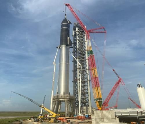 로켓과 우주선을 결합한 120ｍ 높이의 스타십 발사 완전체[일론 머스크 트위터 캡처, 재판매 및 DB 금지]