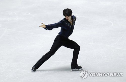 연기 펼치는 차준환피겨스케이팅 남자 싱글 간판 차준환이 13일 일본 도쿄 요요기 국립경기장에서 열린 2021-2022 국제빙상경기연맹(ISU) 피겨스케이팅 시니어 그랑프리 4차 대회 NHK트로피 남자 싱글 프리스케이팅에서 연기를 펼치고 있다. [로이터=연합뉴스]
