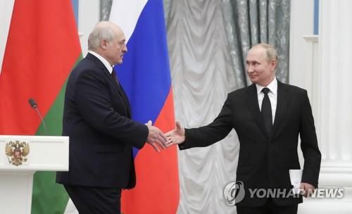 2021.9.10 모스크바를 방문한 루카셴코 대통령이 푸틴 대통령과 악수하고 있다.[연합뉴스 자료사진. 재판매 및 DB 금지]