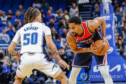 공격 기회 엿보는 딘위디(오른쪽)[USA TODAY Sports=연합뉴스]