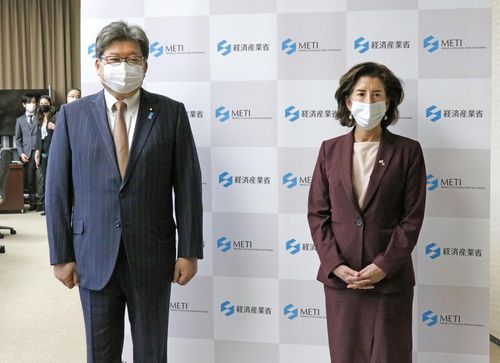 미일 철강 관세 협의(도쿄 교도=연합뉴스) 지나 러몬도 미국 상무장관과 하기우다 고이치(萩生田光一) 일본 경제산업상이 15일 일본 경제산업성에서 회담에 앞서 사진 촬영에 응하고 있다. 일본 언론의 보도에 의하면 이들은 이날 철강·알루미늄 관세 문제를 협의했다.