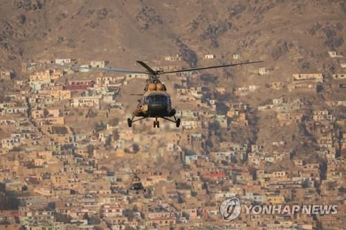 14일 탈레반 군 퍼레이드에 등장한 헬기[로이터 연합뉴스 자료사진. 재판매 및 DB 금지]