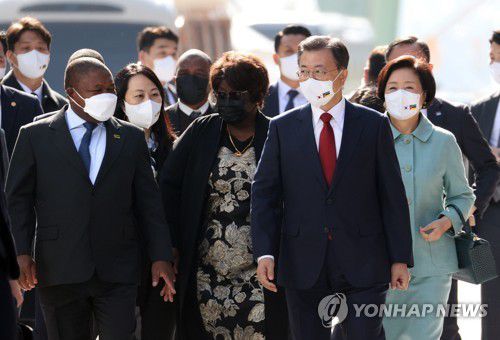 한-모잠비크 FLNG선 출항 명명식 참석한 문재인 대통령(거제=연합뉴스) 안정원 기자 = 문재인 대통령 내외와 필리프 뉴지 모잠비크 대통령 내외가 15일 경남 거제시 삼성중공업 거제조선소에서 열린 한-모잠비크  부유식 해양 LNG 액화 플랜트(FLNG)선출항 명명식에 입장하고 있다     코랄 술(Coral-Sul)로 명명된 FLNG는 길이 432m, 폭 66m, 높이 39m의 크기로 세계에서 두 번째로 큰 규모이다. 2021.11.15 jeong@yna.co.kr