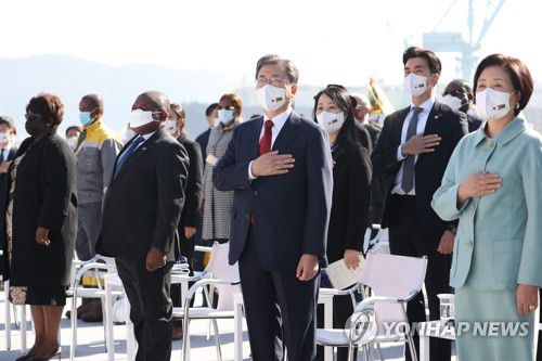 국민의례 하는 문재인 대통령(거제=연합뉴스) 안정원 기자 = 문재인 대통령과 김정숙 여사가 15일 경남 거제시 삼성중공업 거제조선소에서 열린 한-모잠비크  부유식 해양 LNG 액화 플랜트(FLNG)선 출항 명명식에 참석, 국민의례를 하고 있다.     코랄 술(Coral-Sul)로 명명된 FLNG는 길이 432m, 폭 66m, 높이 39m의 크기로 세계에서 두 번째로 큰 규모이다.  2021.11.15 jeong@yna.co.kr