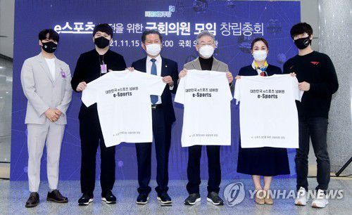 e스포츠 발전 위한 의원 모임 참석한 이재명(서울=연합뉴스) 이정훈 기자 = 더불어민주당 이재명 대선 후보가 15일 오전 국회 의원회관에서 열린 'e스포츠 발전을 위한 국회의원 모임 창립총회'에서 기념촬영을 하고 있다.     왼쪽부터 박정석 프레딧 브리온 단장, 송병구 전 프로게이머, 정청래 의원, 이 후보, 임오경 의원, 이창석 전 프로게이머. 2021.11.15 uwg806@yna.co.kr