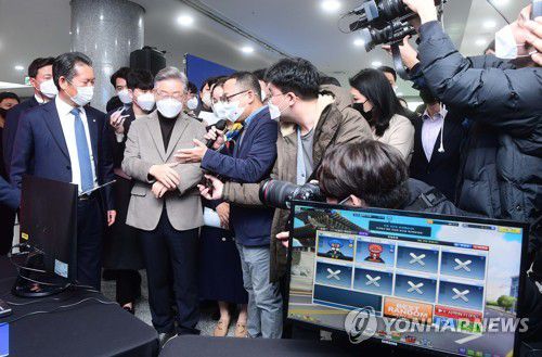 LoL 게임 살펴보는 이재명(서울=연합뉴스) 이정훈 기자 = 더불어민주당 이재명 대선 후보가 15일 오전 국회 의원회관에서 열린 'e스포츠 발전을 위한 국회의원 모임 창립총회'에서 '카트라이더' 게임 화면을 살펴보고 있다. 2021.11.15 uwg806@yna.co.kr