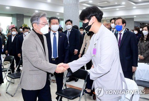 e스포츠 관계자와 악수하는 이재명(서울=연합뉴스) 이정훈 기자 = 더불어민주당 이재명 대선 후보가 15일 오전 국회 의원회관에서 열린 'e스포츠 발전을 위한 국회의원 모임 창립총회'에서 박정석 프레딧 브리온 단장과 악수하고 있다. 2021.11.15 uwg806@yna.co.kr