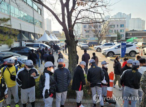 코로나19 다시 확산세…붐비는 선별검사소(춘천=연합뉴스) 양지웅 기자 = 강원도 내 신종 코로나바이러스 감염증(코로나19) 확진자 수가 다시 증가세를 보이는 16일 오전 강원 춘천시보건소에 선별검사를 받기 위한 시민들이 줄지어 서 있다. 2021.11.16 yangdoo@yna.co.kr