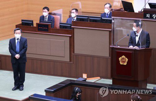 김헌동 SH 사장 소개하는 오세훈 시장(서울=연합뉴스) 홍해인 기자 = 오세훈 서울시장이 16일 오전 서울 중구 서울시의회에서 열린 제303회 정례회 2차 본회의에 참석해 김헌동 서울주택도시공사(SH) 신임 사장을 소개하고 있다. 2021.11.16 hihong@yna.co.kr