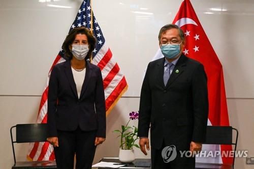 지나 러몬도(왼쪽) 미 상무장관과 간 킴 용 싱가포르 통상산업부 장관. 2021.11.16[AFP=연합뉴스]