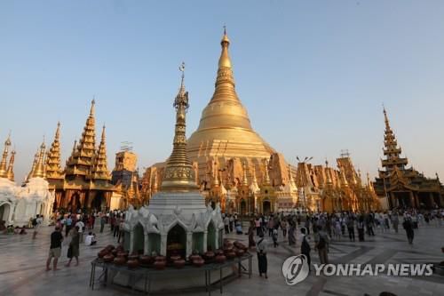 양곤 쉐다곤 파고다(자료사진)(양곤=연합뉴스) 조보희 기자 = 미얀마 양곤의 쉐다곤 파고다. 둘레는 426m, 높이는 100m이다. 탑 꼭대기에는 73캐럿의 다이아몬드를 포함해 총 5,448개의 다이아몬드, 2,317개의 루비와 사파이어, 대형 에메랄드가 박혀 있어 해가 뜨는 아침과 석양 무렵에는 온통 황금 빛으로 반짝인다.  2013.3.8