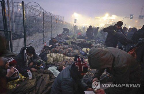 벨라루스-폴란드 국경 주변에 집결한 중동 난민들(그로드노 AP/벨타=연합뉴스) 4천여 명에 이르는 중동 출신 난민이 15일(현지시간) 벨라루스-폴란드 사이의 브루즈기-쿠즈니차 국경검문소 주변에 진을 치고 있다. 유럽연합(EU)은 혹한에 시달리는 이들에게 인도주의적 원조를 촉구하고 있다. 폴란드는 국경경비대원과 경찰 외에 1만5천 명의 군병력을 증파해 이들을 저지하고 있다. 2021.11.16 jsmoon@yna.co.kr