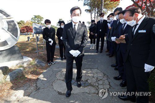 '전두환 비석' 밟는 김동연(광주=연합뉴스) 정회성 기자 = 대권 도전을 선언한 김동연 전 경제부총리가 17일 오전 광주 북구 망월동 5·18 구묘역(민족민주열사묘역)을 찾아 땅에 박힌 '전두환 비석'을 밟고 있다. 2021.11.17 hs@yna.co.kr