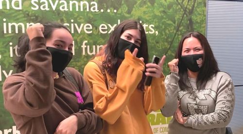 "BTS"라고 외치며 응원하는 팬들(로스앤젤레스=연합뉴스) 정윤섭 특파원 = 17일(현지시간) 미국 로스앤젤레스(LA) 공항에서 팬들이 "BTS"를 외치고 있다. 2021.11.18 jamin74@yna.co.kr