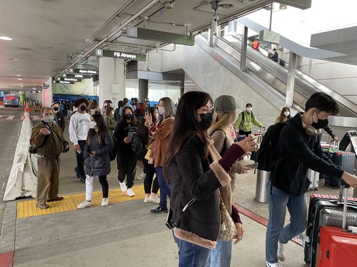 방탄소년단이 공항을 떠났다는 소식에 입국장 밖으로 몰려나온 팬들(로스앤젤레스=연합뉴스) 정윤섭 특파원 = 17일(현지시간) 방탄소년단(BTS)이 미국 로스앤젤레스(LA) 공항을 빠져 나갔다는 소식을 듣고 팬들이 입국장 밖으로 나와서 행방을 찾고 있다. 2021.11.18 jamin74@yna.co.kr