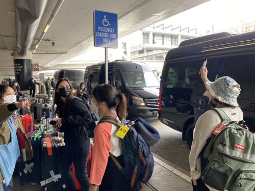 차량 탑승을 준비 중인 방탄소년단 소속사 관계자들(로스앤젤레스=연합뉴스) 정윤섭 특파원 = 17일(현지시간) 미국 로스앤젤레스(LA)에 도착한 방탄소년단(BTS) 소속사 관계자들이 차량 탑승을 준비하고 있다. 2021.11.18 jamin74@yna.co.kr