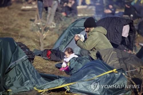 벨라루스-폴란드 국경에서 노숙하는 중동발 이주민[AP/벨타 연합뉴스 자료사진. 재판매 및 DB 금지]