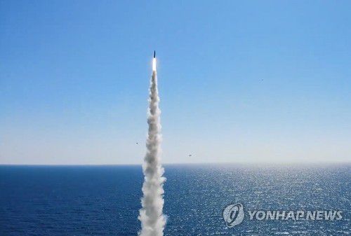 한국이 독자 개발한 잠수함발사탄도미사일(SLBM)의 발사 장면을 국방부가 지난 9월 17일 공개한 모습. [국방부 제공. 재판매 및 DB 금지]