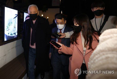 사무실 나서는 김한길 전 민주당 대표[연합뉴스 자료사진]