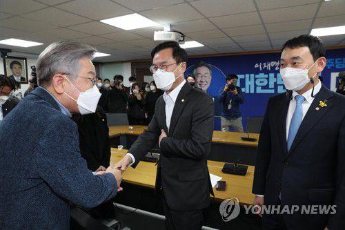 의원들과 인사하는 이재명 대선후보(서울=연합뉴스) 백승렬 기자 = 더불어민주당 이재명 대선후보(왼쪽)가 18일 오후 서울 여의도 당사에서 열린 '민주당 정당쇄신, 정치개혁 의원모임' 간담회에서 의원들과 인사하고 있다. 2021.11.18 [국회사진기자단] srbaek@yna.co.kr