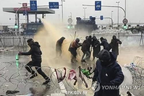 국경 넘는 난민에 물대포를 쏘는 폴란드 군경[AP/벨라루스출입국위원회 제공. 연합뉴스 자료사진. 재판매 및 DB 금지]