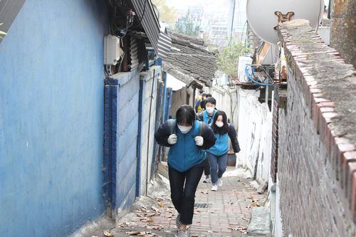 원주혁신도시 공공기관 직원들 연탄 배달 봉사     (원주=연합뉴스) 원주혁신도시 국립과학수사연구원 등 11개 공공 기관 직원들이 19일 원주시와 함께 '따뜻한 겨울나기 연탄 나눔' 봉사 활동을 벌이고 있다. 2021.11.19 [국립과학수사연구원 제공·재판매 및 DB 금지]