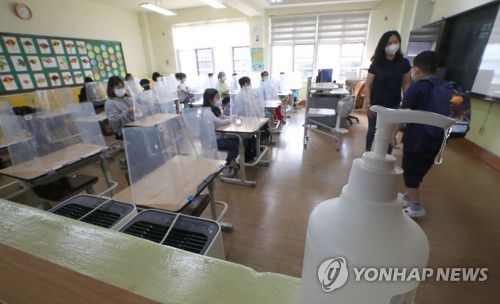 손세정제 비치된 교실[연합뉴스 자료사진]