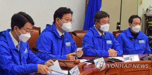 발언하는 민주당 송영길 상임선대위원장(서울=연합뉴스) 이정훈 기자 = 더불어민주당 송영길 상임선거대책위원장이 17일 오전 국회에서 열린 선대위 총괄본부장단 회의에서 발언하고 있다. 2021.11.17 [국회사진기자단] uwg806@yna.co.kr