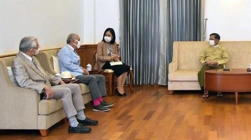 흘라잉 최고사령관(오른쪽)과 면담하는 사사카와 요헤이 일본재단 회장(왼쪽에서 두 번째). [미얀마군 최고사령관실 제공/자유아시아방송 캡처. 재판매 및 DB 금지] [2021.11.16 송고]