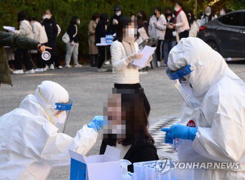 11일 한 고등학교에서 학생과 교직원을 대상으로 신종 코로나바이러스 감염증(코로나19) 전수 검사가 이뤄지고 있다. [연합뉴스자료사진]