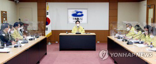 "확진자 급증" 여수 찾은 김영록 전남지사(여수=연합뉴스) 김영록 전남도지사가 20일 오전 여수시청 코로나19 상황실을 찾아 박현식 여수시 부시장으로부터 코로나19 확진자 발생 대응 및 방역상황에 대한 설명을 듣고 있다. 김 지사는 "코로나 확산 차단을 위해 검사를 선제적으로 폭넓게 실시하라"고 말했다. 2021.11.20 [전남도 제공. 재판매 및 DB 금지] areum@yna.co.kr