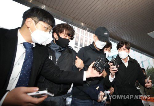 중부경찰서 들어서는 '데이트폭력 신변보호' 전 여자친구 살해 남성(서울=연합뉴스) 박동주 기자 = 데이트폭력 피해로 경찰의 신변보호를 받던 여성을 살해하고 도주한 30대 남성이 하루 만에 경찰에 붙잡혀 20일 오후 서울 중부경찰서로 들어서고 있다.2021.11.20 pdj6635@yna.co.kr