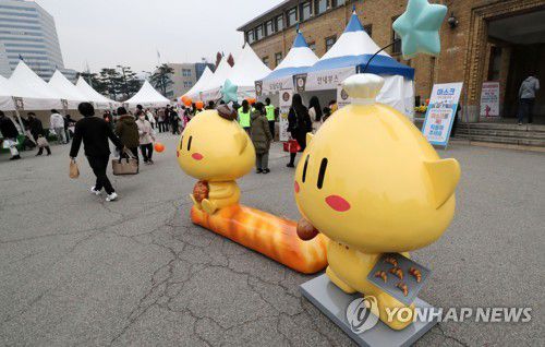 대전서 빵축제 열려(대전=연합뉴스) 김준범 기자 = 21일 오후 대전시 중구 선화동 대전근현대사전시관 광장에서 '빵 모았당'(堂) 축제가 열리고 있다. 2021.11.21 psykims@yna.co.kr