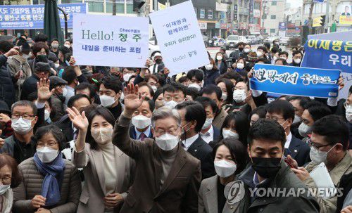 시민들과 인사하는 이재명 대선후보(청주=연합뉴스) 백승렬 기자 = 더불어민주당 이재명 대선후보가 21일 부인 김혜경 씨와 함께 충북 청주시 상당구 육거리종합시장을 방문, 시민들과 인사하고 있다. 2021.11.21 srbaek@yna.co.kr