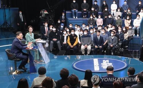 인사말 하는 문재인 대통령(서울=연합뉴스) 안정원 기자 = 문재인 대통령이 21일 오후 서울 여의도 KBS 공개홀에서 열린  2021 국민과의 대화 '일상으로'에 입장, 인사말을 하고 있다.      이번 국민과의 대화는 코로나 위기 극복 관련 방역·민생경제를 주제로 100분간 진행된다.  2021.11.21 jeong@yna.co.kr