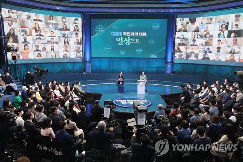 국민과의 대화 참석한  문재인 대통령(서울=연합뉴스) 안정원 기자 = 문재인 대통령이 21일 오후 서울 여의도 KBS 공개홀에서 열린  2021 국민과의 대화 '일상으로'에 참석하고 있다.     이번 국민과의 대화는 코로나 위기 극복 관련 방역·민생경제를 주제로 100분간 진행된다.  2021.11.21 jeong@yna.co.kr