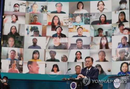 패널 질문받는 문재인 대통령(서울=연합뉴스) 안정원 기자 = 문재인 대통령이 21일 오후 서울 여의도 KBS 공개홀에서 열린  2021 국민과의 대화 '일상으로'에서 질문받고 있다.      이번 국민과의 대화는 코로나 위기 극복 관련 방역·민생경제를 주제로 100분간 진행된다. 2021.11.21 jeong@yna.co.kr