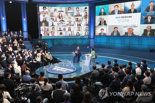 패널 질문에 답변하는 문재인 대통령(서울=연합뉴스) 안정원 기자 = 문재인 대통령이 21일 오후 서울 여의도  KBS 공개홀에서 열린  2021 국민과의 대화 '일상으로'에서 국민 패널들의 질문에 답하고 있다.      이번 국민과의 대화는 코로나 위기 극복 관련 방역·민생경제를 주제로 100분간 진행된다. 2021.11.21 jeong@yna.co.kr