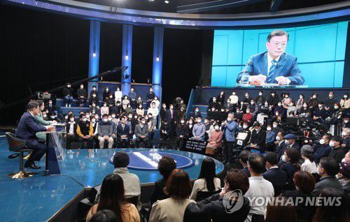 패널 질문받는 문재인 대통령(서울=연합뉴스) 안정원 기자 = 문재인 대통령이 21일 오후 서울 여의도 KBS 공개홀에서 열린  2021 국민과의 대화 '일상으로'에서 질문받고 있다.      이번 국민과의 대화는 코로나 위기 극복 관련 방역·민생경제를 주제로 100분간 진행된다. 2021.11.21 jeong@yna.co.kr