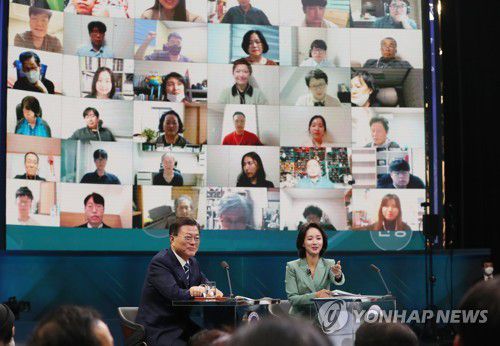 패널 질문받는 문재인 대통령(서울=연합뉴스) 안정원 기자 = 문재인 대통령이 21일 오후 서울 여의도 KBS 공개홀에서 열린  2021 국민과의 대화 '일상으로'에서 질문받고 있다.      이번 국민과의 대화는 코로나 위기 극복 관련 방역·민생경제를 주제로 100분간 진행된다. 2021.11.21