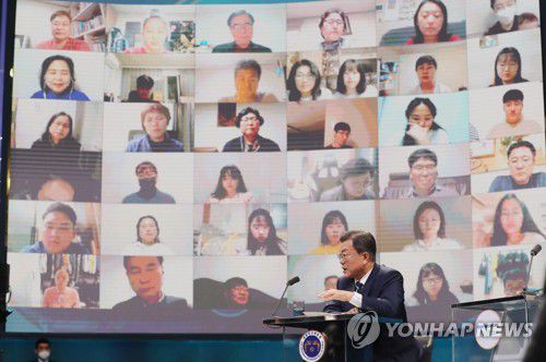 패널 질문에 답변하는 문재인 대통령(서울=연합뉴스) 안정원 기자 = 문재인 대통령이 21일 오후 서울 여의도  KBS 공개홀에서 열린  2021 국민과의 대화 '일상으로'에서 국민 패널들의 질문에 답하고 있다.      이번 국민과의 대화는 코로나 위기 극복 관련 방역·민생경제를 주제로 100분간 진행된다. 2021.11.21 jeong@yna.co.kr