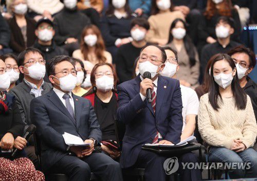 답변하는 홍남기 경제부총리(서울=연합뉴스) 안정원 기자 = 홍남기 경제부총리가 21일 오후 서울 여의도 KBS 공개홀에서 열린 문재인 대통령  2021 국민과의 대화 '일상으로'에 배석, 답변하고 있다.      이번 국민과의 대화는 코로나 위기 극복 관련 방역·민생경제를 주제로 100분간 진행된다. 2021.11.21 jeong@yna.co.kr