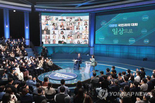 국민과의 대화 마친 문재인 대통령(서울=연합뉴스) 안정원 기자 = 문재인 대통령이 21일 오후 서울 여의도 KBS 공개홀에서 코로나 위기 극복과 관련 방역 ·민생경제를 주제로 진행된 2021 국민과의 대화 '일상으로'를 마친 뒤 박수받고있다. 2021.11.21 jeong@yna.co.kr