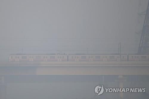대기오염을 뚫고 이동하는 뉴델리 전철. [AFP 연합뉴스 자료사진. 재판매 및 DB 금지]
