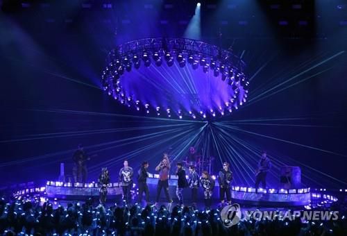 AMA 시상식 무대서 콜드플레이와 공연하는 BTS(로스앤젤레스 AP=연합뉴스) 21일(현지시간) 미국 캘리포니아주 로스앤젤레스 마이크로소프트 시어터에서 열린 '아메리칸 뮤직 어워즈'(American Music Awards·AMA) 무대에서 그룹 방탄소년단(BTS)이 영국 밴드 콜드플레이와 함께 노래하고 있다. 2021.11.22