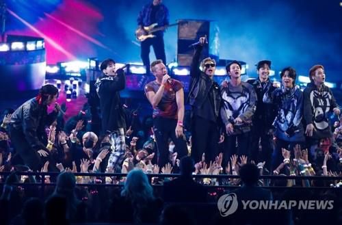 AMA 시상식 무대서 콜드플레이와 공연하는 BTS(로스앤젤레스 로이터=연합뉴스) 21일(현지시간) 미국 캘리포니아주 로스앤젤레스 마이크로소프트 시어터에서 열린 '아메리칸 뮤직 어워즈'(American Music Awards·AMA) 무대에서 그룹 방탄소년단(BTS)이 영국 밴드 콜드플레이와 함께 노래하고 있다. 2021.11.22