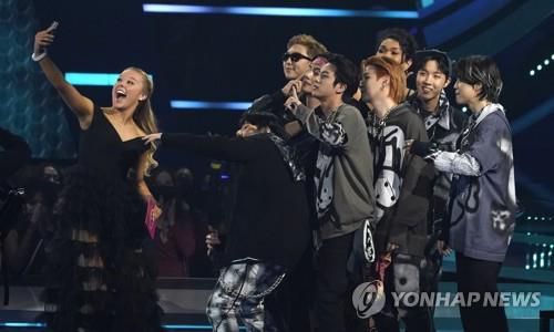 BTS, 조조 시와와 '셀피' (로스앤젤레스 AP=연합뉴스) 21일(현지시간) 미국 캘리포니아주 로스앤젤레스 마이크로소프트 시어터에서 열린 '아메리칸 뮤직 어워즈'(American Music Awards·AMA)에서 BTS가 '페이보릿 팝 듀오 오어 그룹'을 수상한 뒤 미국의 가수 조조 시와(JoJo Siwa·왼쪽)와 '셀피'를 찍고 있다. 2021.11.22